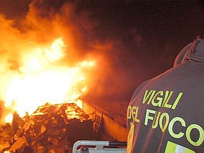 Paura a Napoli: esplode un ordigno nella notte, morto un uomo Paura a Napoli: esplode un ordigno nella notte, morto un uomo