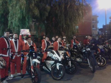 Foto e Video. Torre del Greco. Babbi Natale in moto per fare gli auguri alla città Foto e Video. Torre del Greco. Babbi Natale in moto per fare gli auguri alla città