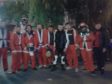Foto e Video. Torre del Greco. Babbi Natale in moto per fare gli auguri alla città Foto e Video. Torre del Greco. Babbi Natale in moto per fare gli auguri alla città