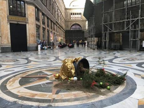 Reciso e rubato l’albero in Galleria Umberto: non è durato neanche un giorno Reciso e rubato l’albero in Galleria Umberto: non è durato neanche un giorno