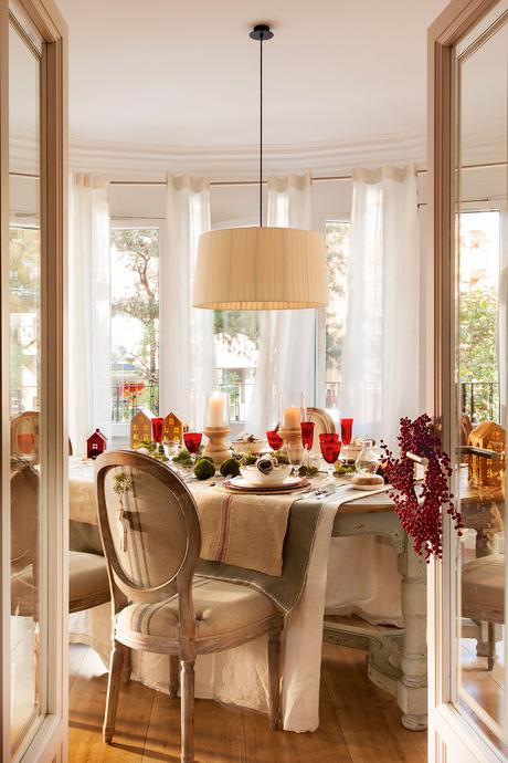 Idee per la tavola di Natale Comedor vestido de Navidad con detalles en rojo