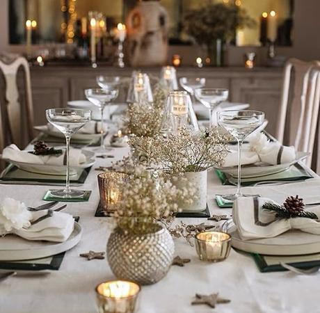 Idee per la tavola di Natale L'immagine può contenere: persone sedute, tabella e spazio al chiuso