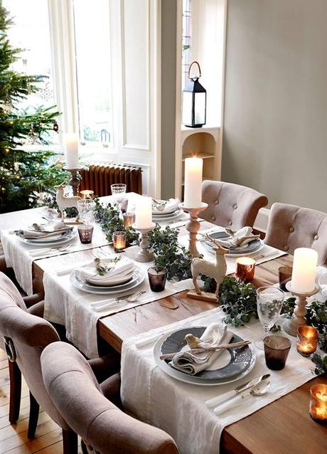 Idee per la tavola di Natale Christmas dining room ideas - Make your centerpieces shine - candlesticks, Christmas novelties and tealights complete a chic dining look for Christmas.