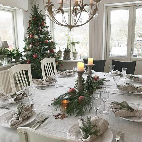Idee per la tavola di Natale L'immagine può contenere: persone sedute, tabella, pianta e spazio al chiuso