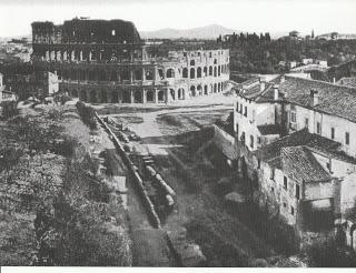 La collina Veia spianata per la vista del Colosseo La collina Veia spianata per la vista del Colosseo