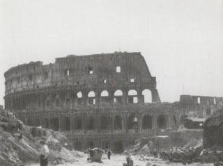 La collina Veia spianata per la vista del Colosseo La collina Veia spianata per la vista del Colosseo