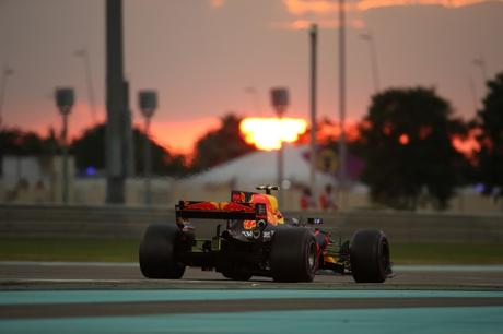 F1 | Natale 2017: proposta Red Bull sui limiti della pista F1 | Natale 2017: proposta Red Bull sui limiti della pista