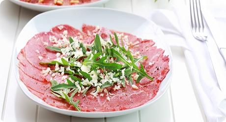 Raccolta di Ricette Antipasti di Natale sfiziosi, facili e velocissimi da preparare. Carpaccio with arugula and cheese