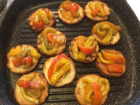CROSTINI PEPERONI E ACCIUGHE CROSTINI PEPERONI E ACCIUGHE