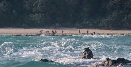 I Sentinelesi, uno degli ultimi popoli incontattati Sentinelesi sulla spiaggia