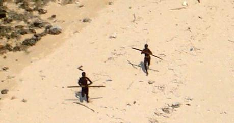 I Sentinelesi, uno degli ultimi popoli incontattati Sentinelesi tentano di colpire l'elicottero della Guardia Costiera Indiana dopo lo tsunami del 2004