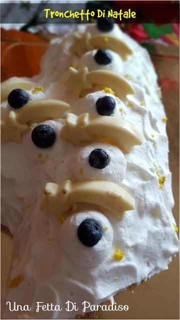 Tronchetto Di Natale Con Mousse Di Cioccolato Bianco, Mirtilli e Limone Tronchetto Di Natale Con Mousse Di Cioccolato Bianco, Mirtilli e Limone