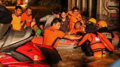 Oltre 200 persone sono morte per una tempesta tropicale nelle Filippine Oltre 200 persone sono morte per una tempesta tropicale nelle Filippine