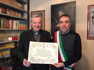 Il riconoscimento “Burghžàn d'istãn” al Vescovo Emerito Mons. Carlo Mazza Il riconoscimento “Burghžàn d'istãn” al Vescovo Emerito Mons. Carlo Mazza