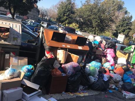 La tragedia dei servizi durante le Feste. Nettezza urbana e trasporti pubblici mai così male La tragedia dei servizi durante le Feste. Nettezza urbana e trasporti pubblici mai così male