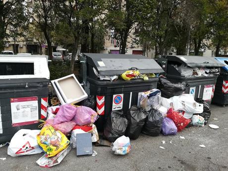 La tragedia dei servizi durante le Feste. Nettezza urbana e trasporti pubblici mai così male La tragedia dei servizi durante le Feste. Nettezza urbana e trasporti pubblici mai così male