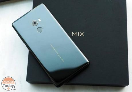 Vernee Mix 2 vs Xiaomi Mi MIX 2: simili nell’estetica, profondamente diversi nella sostanza Vernee Mix 2 vs Xiaomi Mi MIX 2: simili nell'estetica, profondamente diversi nella sostanza