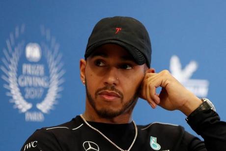 Hamilton al nipotino: “Non ti vesti da maschio”. Bufera sui social, Lewis si scusa Hamilton al nipotino: “Non ti vesti da maschio”. Bufera sui social, Lewis si scusa