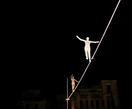 Luci d'Artista Ruvo di Puglia www.travelnelmondo.blogspot.it funamboli, equilibrio, Ruvo di Puglia, piazza Regina Margherita