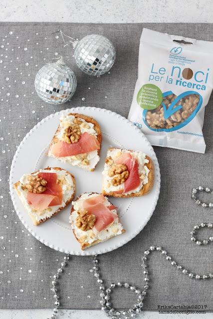 Crostini con caprino, prosciutto crudo e noci Crostini con caprino, prosciutto crudo e noci