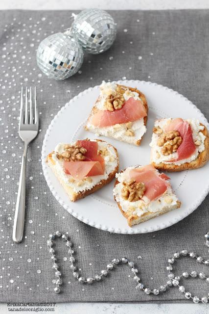 Crostini con caprino, prosciutto crudo e noci Crostini con caprino, prosciutto crudo e noci