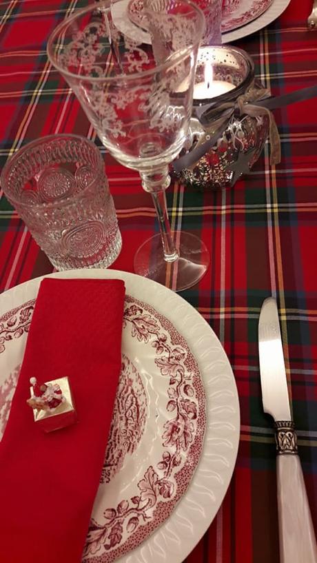 Le mie tavole delle feste - My Christmas’ s Holidays tablesettings L'immagine può contenere: tabella, bevanda e spazio al chiuso