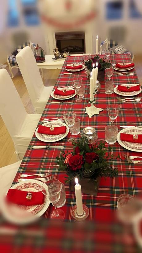 Le mie tavole delle feste - My Christmas’ s Holidays tablesettings L'immagine può contenere: persone sedute, tabella e spazio al chiuso