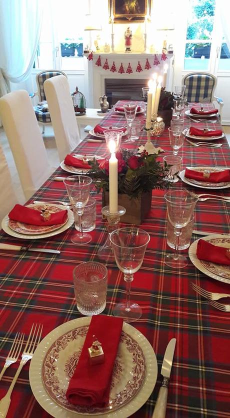 Le mie tavole delle feste - My Christmas’ s Holidays tablesettings L'immagine può contenere: persone sedute, tabella, bevanda e spazio al chiuso
