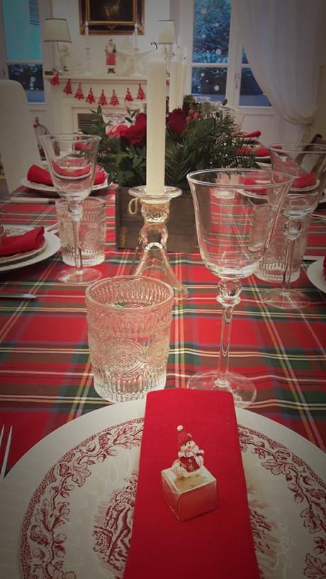Le mie tavole delle feste - My Christmas’ s Holidays tablesettings L'immagine può contenere: persone sedute, tabella, bevanda e spazio al chiuso