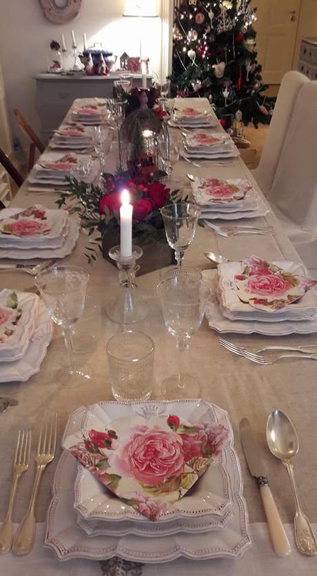 Le mie tavole delle feste - My Christmas’ s Holidays tablesettings L'immagine può contenere: persone sedute, tabella, salotto, spazio al chiuso e cibo