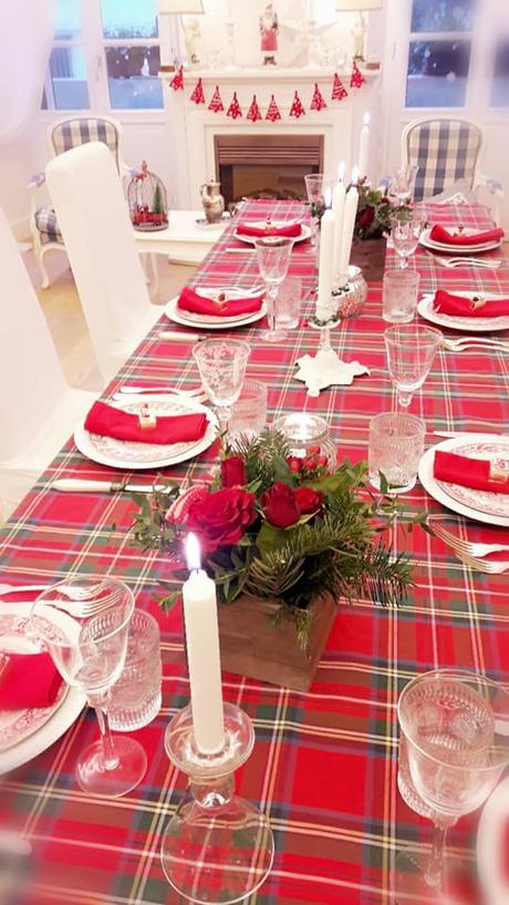 Le mie tavole delle feste - My Christmas’ s Holidays tablesettings L'immagine può contenere: persone sedute, tabella e spazio al chiuso