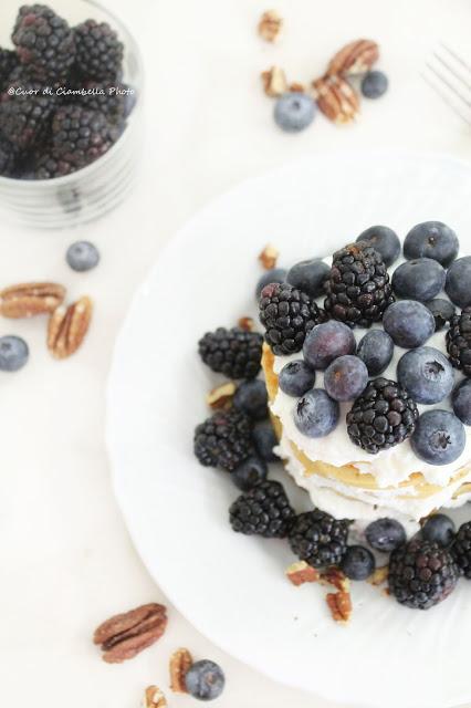 Pancake al Grano Saraceno, crema di Ricotta e Miele e Frutti di Bosco Pancake al Grano Saraceno, crema di Ricotta e Miele e Frutti di Bosco
