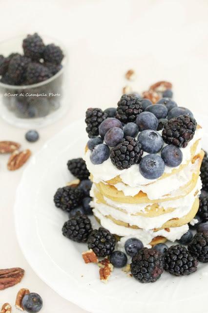 Pancake al Grano Saraceno, crema di Ricotta e Miele e Frutti di Bosco Pancake al Grano Saraceno, crema di Ricotta e Miele e Frutti di Bosco