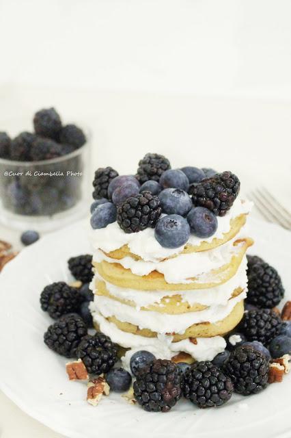Pancake al Grano Saraceno, crema di Ricotta e Miele e Frutti di Bosco Pancake al Grano Saraceno, crema di Ricotta e Miele e Frutti di Bosco