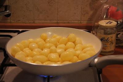 Patate arrosto al miele di acacia e timo Patate arrosto al miele di acacia e timo
