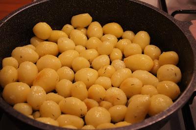Patate arrosto al miele di acacia e timo Patate arrosto al miele di acacia e timo