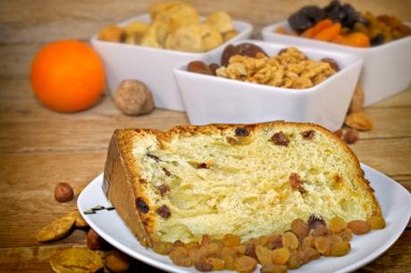 Come preparare il panettone vegano: la nostra ricetta fetta panettone vegano frutta