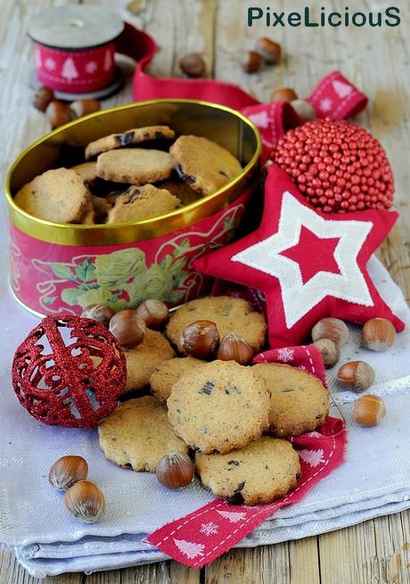 Frollini alle Nocciole con Cioccolato Fondente Frollini alle Nocciole con Cioccolato Fondente