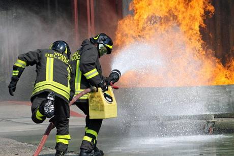 Incendio abitazione, morti mamma e figli: si pensa all’omicidio-suicidio Incendio abitazione, morti mamma e figli: si pensa all’omicidio-suicidio