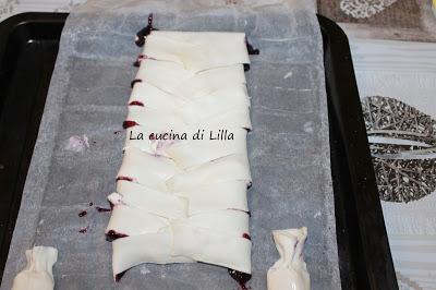 Dolci: Strudel con philadelphia e marmellata di mirtilli Dolci: Strudel con philadelphia e marmellata di mirtilli