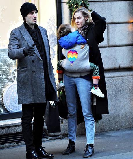 Eva Riccobono criticata nei social: porta il figlio di tre anni e mezzo nel marsupio Eva Riccobono criticata nei social: porta il figlio di tre anni e mezzo nel marsupio