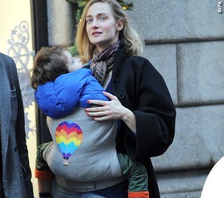 Eva Riccobono criticata nei social: porta il figlio di tre anni e mezzo nel marsupio Eva Riccobono criticata nei social: porta il figlio di tre anni e mezzo nel marsupio