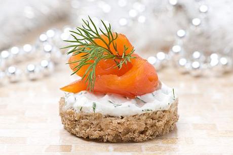 Canapè di pane di segale con crema di formaggio e salmone affumicato Canapè di pane di segale con crema di formaggio e salmone affumicato