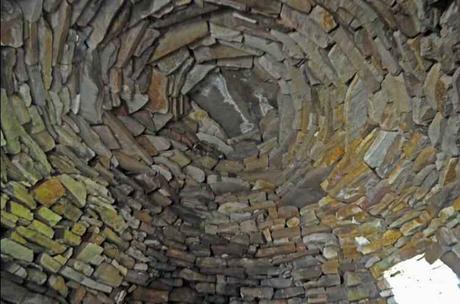 L’isola-eremo di Luke Skywalker esiste ed è in Irlanda Vista interna della finta cupola di un clochán