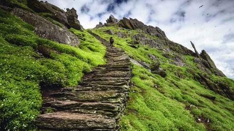 L’isola-eremo di Luke Skywalker esiste ed è in Irlanda Scalinata di pietra che porta ai clochan di Skellig Michael