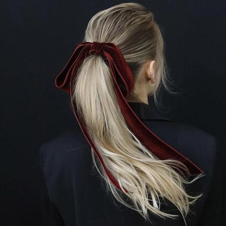 Moda capelli: il nastro di velluto per la coda Moda capelli: il nastro di velluto per la coda