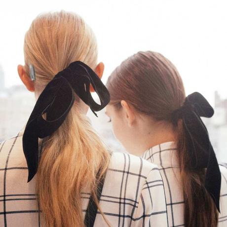 Moda capelli: il nastro di velluto per la coda Moda capelli: il nastro di velluto per la coda