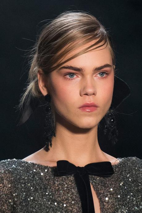 Moda capelli: il nastro di velluto per la coda Moda capelli: il nastro di velluto per la coda