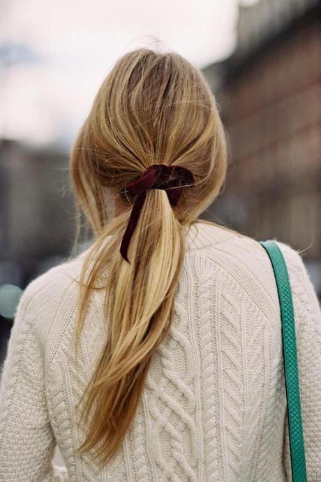 Moda capelli: il nastro di velluto per la coda Moda capelli: il nastro di velluto per la coda