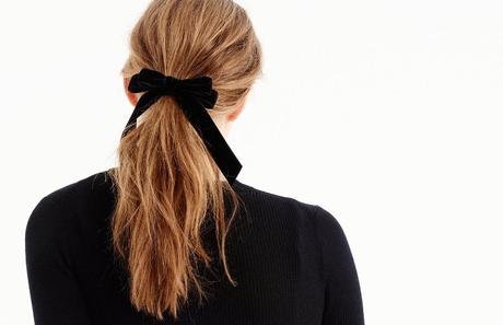 Moda capelli: il nastro di velluto per la coda Moda capelli: il nastro di velluto per la coda